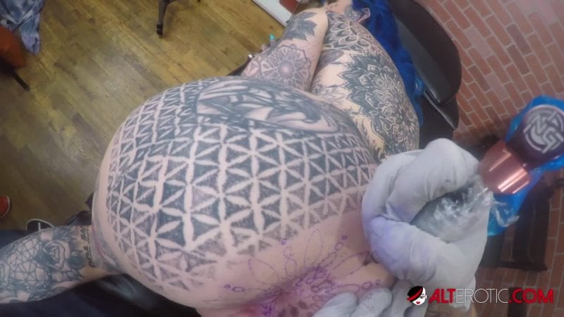 Amber Luke si fa un tatuaggio da buco del culo e una bella scopata