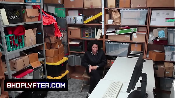 Ladrón adolescente atrapado robando y golpeado por un oficial pervertido de LP