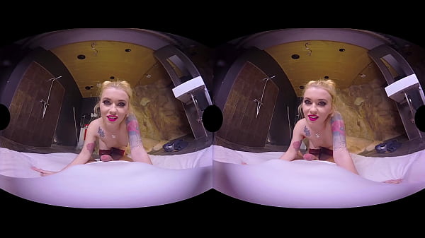 Teen tóc vàng khoe thân - vui tươi