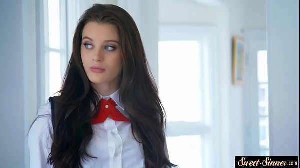 Adolescente rociada con semen por su hermanastro