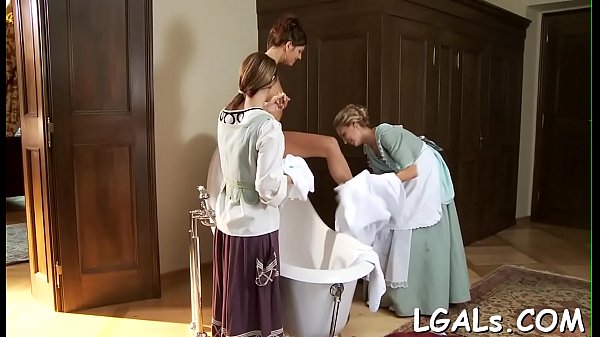 La ragazza sensuale si diverte