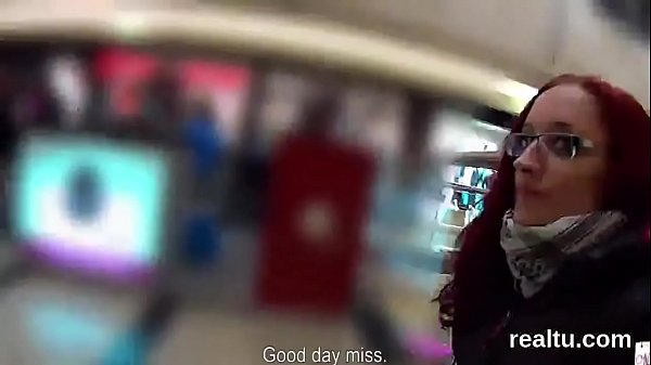 Hinreißender tschechischer Teenager wird im Einkaufszentrum in Versuchung geführt und in POV gefickt