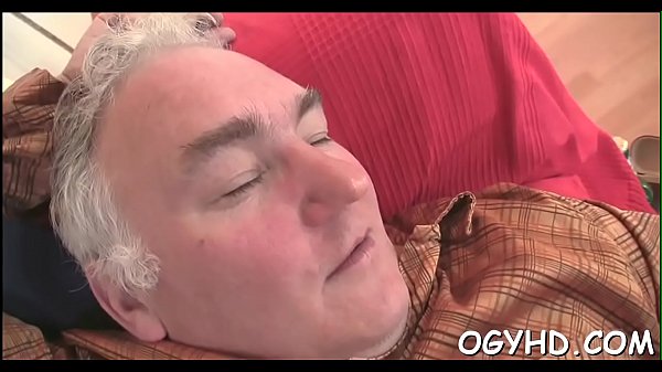 Lustvoller alter Bursche fickt jungen Engel