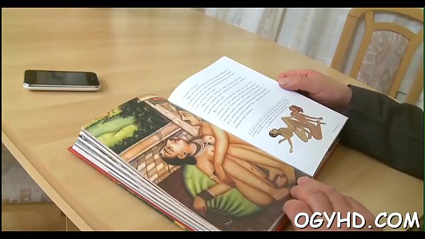 Mutiges junges Mädchen wird von altem Schwanz gefickt