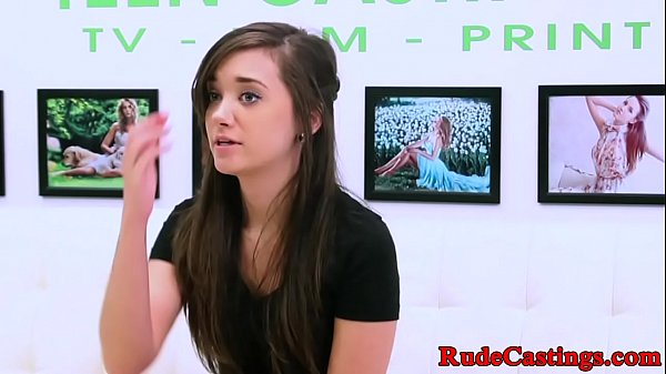 Belleza adolescente follada brutalmente por la garganta en un casting