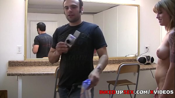 Tricia Oaks fickt hinter den Kulissen