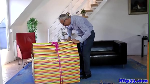 Teen e MILF condividono il cazzo duro di un anziano