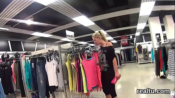 Glamouröses tschechisches Kätzchen wird im Einkaufszentrum gehänselt und im POV gefickt