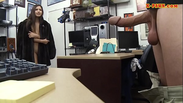 Babe mit kleinen Titten im Pelzmantel wird geknallt