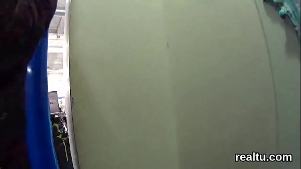 La deliziosa gattina ceca viene presa in giro nel centro commerciale e cavalcata in pov