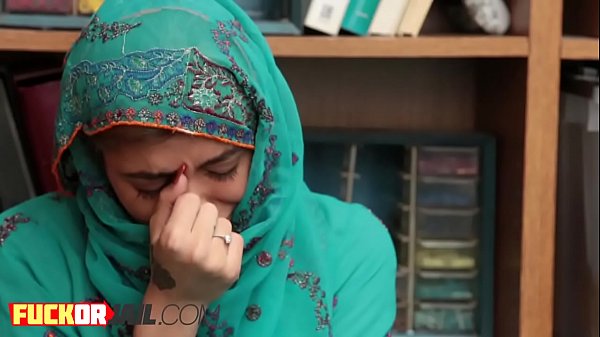 Perverser Polizist füttert einen arabischen Teenager mit pochendem Würstchen