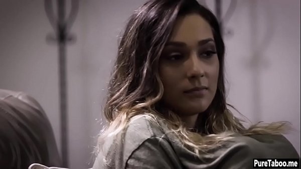 Jungfräulicher Teenager wird von dem großen Schwanz eines seltsamen Freundes der Familie gefickt