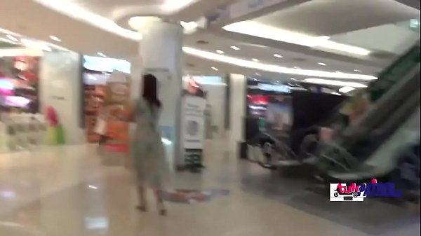 Uno sconosciuto con un'erezione grassa si innamora di una piccola adolescente asiatica