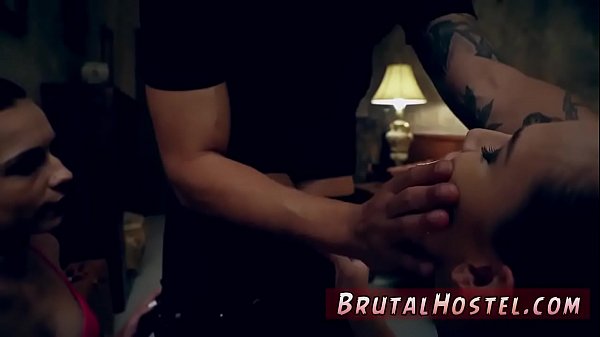 Baise extrême et rapprochée xxx Quand il a fini d'utiliser sa gorge, il