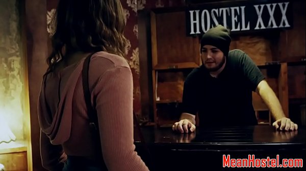 Adolescente succhiacazzi arato in un ostello inquietante
