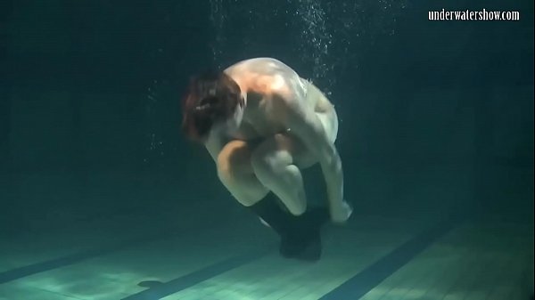 Lozhkova in pantaloncini trasparenti in piscina