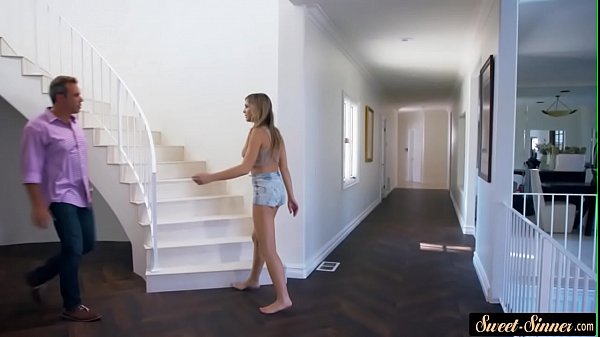 Schüchternes Teenie reitet Schwanz, bevor es eingecremt wird