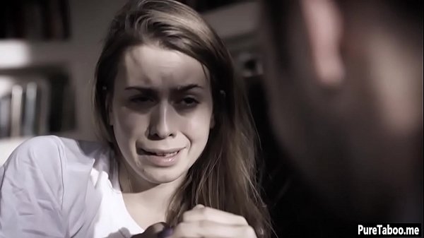 Seltsamer Psychiater fickt die enge Muschi eines geduldigen Teenagers