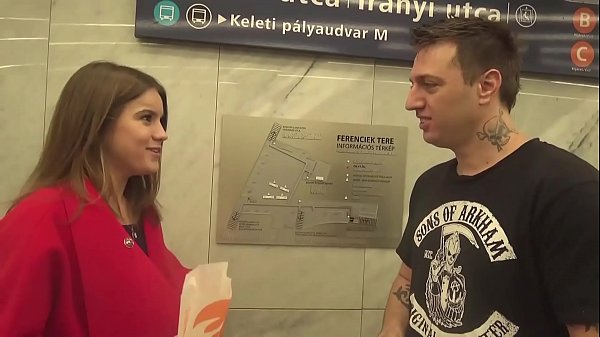 रूसी किशोरी को अमेरिकी अजनबी से उसकी उपजाऊ बिल्ली पर वीर्य मिलता है!