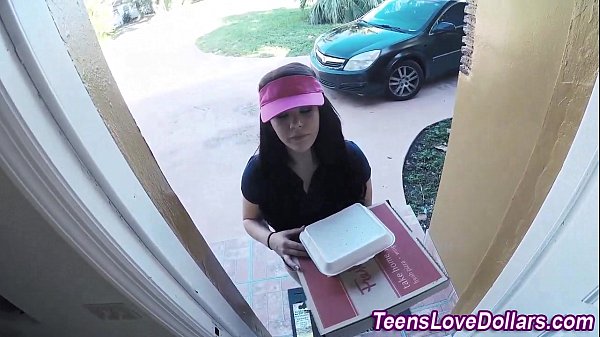 Adolescente flessibile ingoia sperma