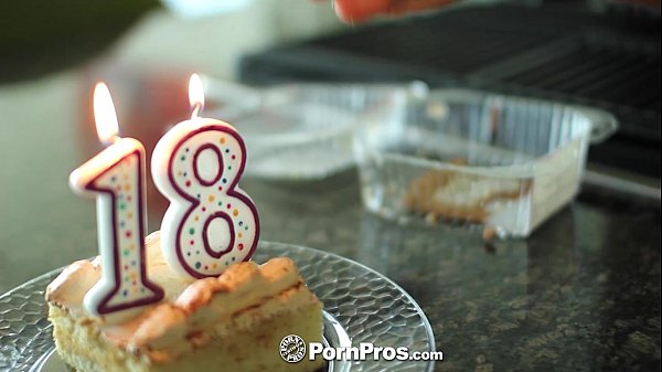 PornPros - Cassidy Ryan festeggia il suo 18esimo compleanno con torta e cazzo