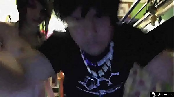 Ragazza emo teenager molto carina scopa la webcam