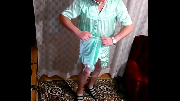 Zerrissenes, zerrissenes Nachthemd aus Satin, Crossdress