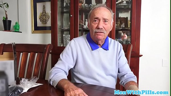 Cocksucking tuổi teen fuck trên oldmans walker