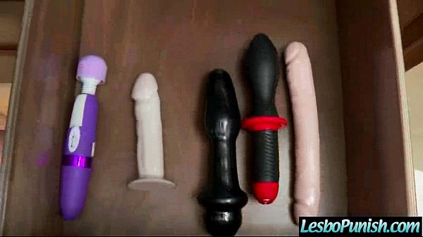 Lesbische Mädchen (abbey&amp_gabriella) in einer bestrafenden Sexszene vor der Kamera video-01