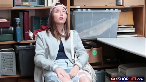 Una taccheggiatrice adolescente scopa con la sicurezza per il suo rilascio