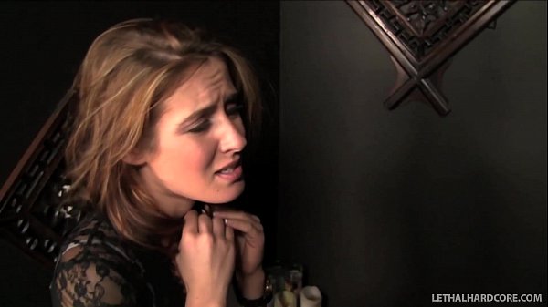 Die sexy Teenagerin Sheena Shaw lutscht in der Kirche einen großen Schwanz