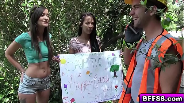 Gia und ihre Freundinnen zeigen ihre natürlichen Titten und lassen sie drücken