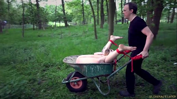 La schiava tettona in gabbia sopporta la sottomissione