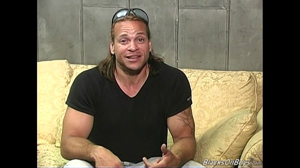 Perverser Schwuler mittleren Alters wird in einem Gangbang gefickt