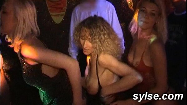 MILF e adolescente: dildo in macchina e orgia di gruppo nel club