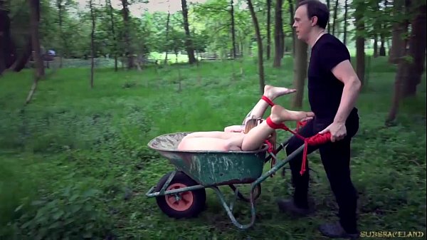 Umiliazione spietata per lo schiavo sottoposto a una scopata hardcore nella gabbia