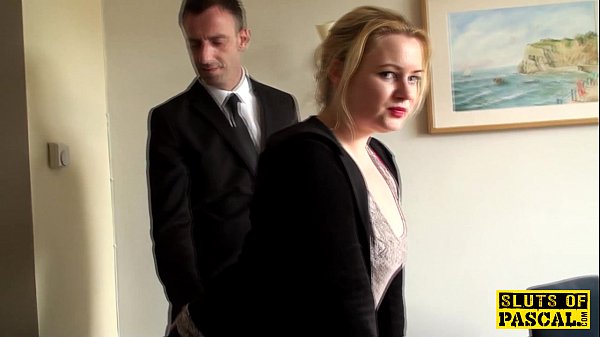 Sub británico follado con la garganta y azotado hasta quedar rojo crudo