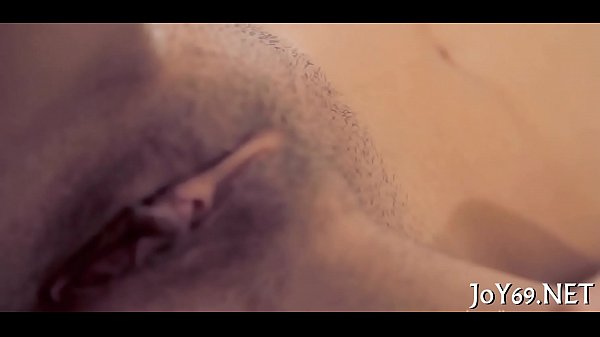 Una ragazza solista mette al lavoro il suo pene finto