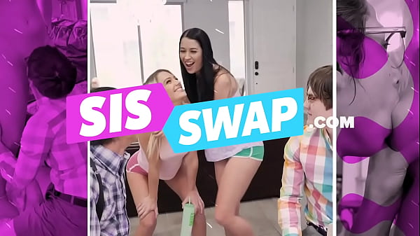 Versauter Teenager in Uniform gibt Blowjob und lässt sich im Klassenzimmer von seinem Lehrer die Fotzen ficken