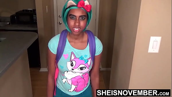 Sheisnovember, étudiante noire infidèle, se faufilant hors des cours, surprise en train de mentir à son beau-père, elle est obligée de chevaucher une bite bien pendue en cowgirl inversée après avoir fait une pipe avec contact visuel, alors qu'elle était à moitié nue pendant le sexe sur Msnovember