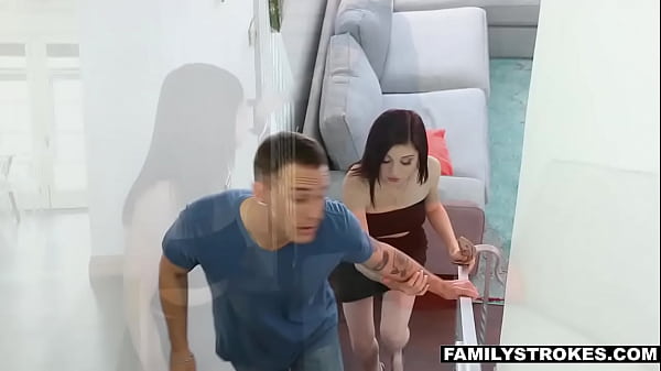 Attraente ragazza teenager si esibisce in adolescenti