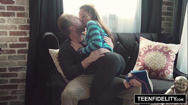 TEENFIDELITY Holly Hendrix Giao dịch Thông đít cho một Creampie