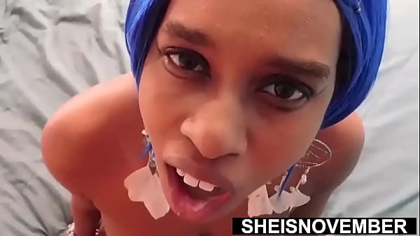 Minha esposa estava no trabalho, então encontrei minha enteada para um boquete rápido, jovem geek sexy Sheisnovember ajoelhada na cama, padrasto tesão BBC dentro da boca, nua com mamilos grandes e seios naturais caídos antes da gozada Fauxcest por Msnovember