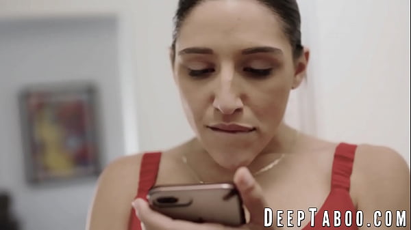 Nena con gran botín monta la polla monstruosa negra de su hermanastro como una profesional