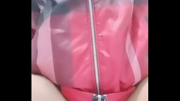 Chica vietnamita se masturba con pepino