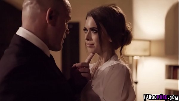 Cô thư ký nhỏ nhắn phục tùng Jill Kassidy nằm trên sàn với mông lên và sẵn sàng làm tình thô bạo với ông chủ sừng sỏ Derrick Pierce.