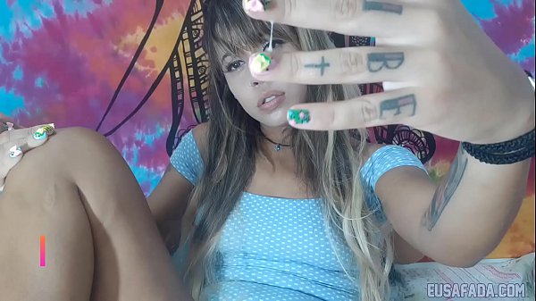 Ragazza teenager impertinente si esibisce nel bukkake