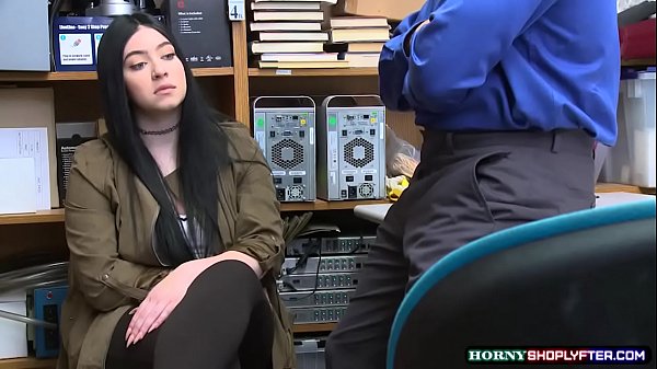 L'ufficiale sbatte la figa della giovane tettona Amilias