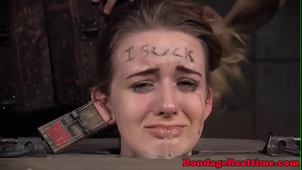 Süßes junges Mädchen zeigt sich