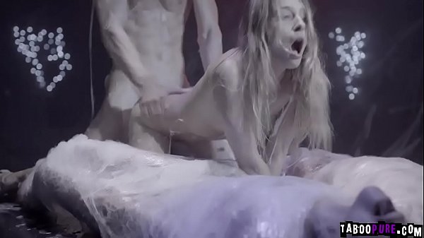 Coppia catturata dagli alieni e resa protagonista di uno spettacolo dal vivo!